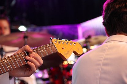 Person spielt auf einem Bass